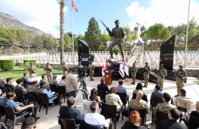 Bazılarının Üzerinde “Meçhul”, Bazılarının Üzerinde “Mücahit” Yazıyor. Çoğunluğunun Üzerinde ise Şehitlerin İsimleri ve Memleketleri…