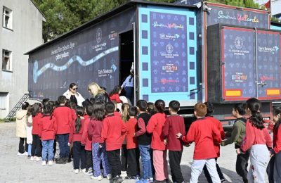 “Gezen Sinema Tırı” Demirci’de çocuklarla buluştu