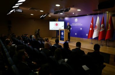 Bakanlık Sözcüsü Tuğamiral Zeki Aktürk’ün Sunumuyla Millî Savunma Bakanlığında Yılın Son Basın Bilgilendirme Toplantısı
