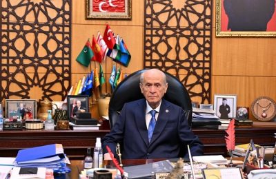 MHP lideri Bahçeli kuliste Tuncer Bakırhan ve Tülay Hatimoğulları ile tokalaştı, tebrik etti