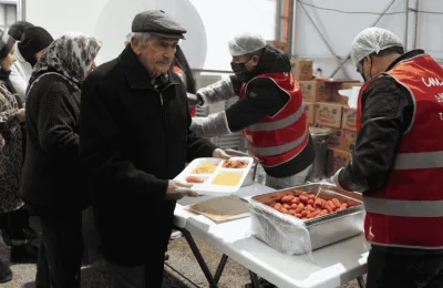 Keçiören Belediyesi her gün binlerce kişiyi iftar sofrasında buluşturuyor