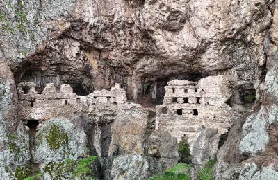 Kayalıkların arasına gizlenmiş. Doğal yapısıyla ilgi odağı
