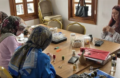 Çubuk Belediyesinin açtığı atölyede kadınlar el işi öğreniyor