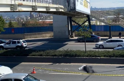 Afiş asarken üst geçitten düşüp, otomobilin altında kalarak öldü