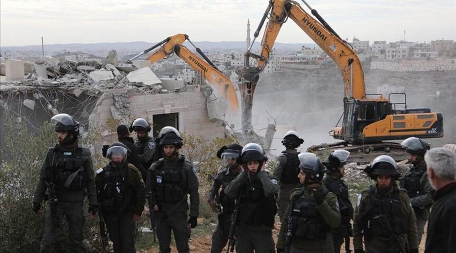 Bu ne zulümdür? Soykırımcı İsrail Batı Şeria’da mülkiyet belgelerine rağmen Filistinli aileye ait evi yıktı