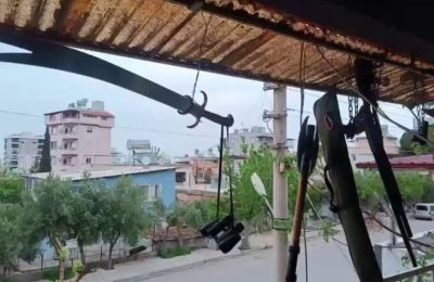 Görenler gözlerine inanamadı: Balkona çamaşır gibi silah astı!