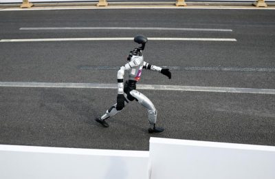 İnsansı robotlar koşu rekorunu 7 dakika farkla kırdı