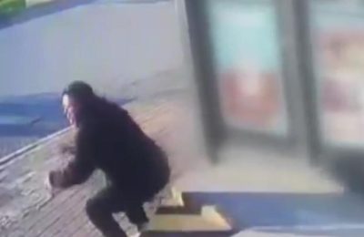 Antalya’da kaldırımda oturan bir vatandaş aracın altında kalmaktan son anda kurtuldu