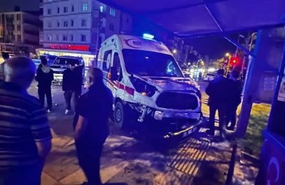 Ankara’da ambulans ile hafif ticari araç kafa kafaya çarpıştı; 4 yaralı