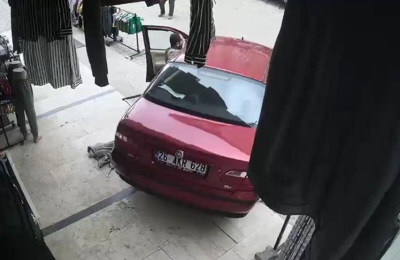El freni çekilmeyen otomobil, mağazaya girmek üzereyken durduruldu
