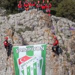 Bursaspor’un şampiyonluğunu zirveye bayrak asarak kutladılar