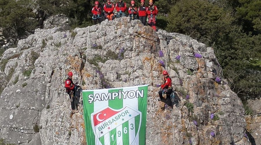Bursaspor’un şampiyonluğunu zirveye bayrak asarak kutladılar