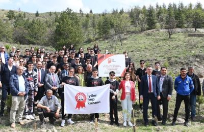 Mamak Belediye Başkanı Şahin, Öğrencilere Fidan Dikiminde Eşlik Etti