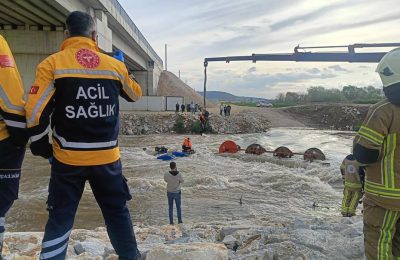 Dereyi traktörle geçmek isterken faciadan dönüldü: 10 işçi vinçle kurtarıldı