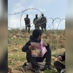 Siyonist zulmü sınır tanımıyor: Okul yoluna dikenli tel örgü!