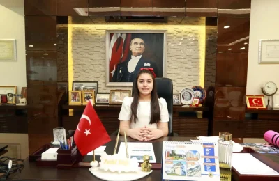 Şehit kızı minik Feyza, Fethi Yaşar’ın koltuğunu devraldı