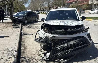 Erzincan’da SUV tipi araç ile araba çarpıştı: 3’ü çocuk 6 yaralı