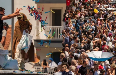 Mesir coşkusu izdihama dönüştü! 10 ton macun için on binler birbirine girdi