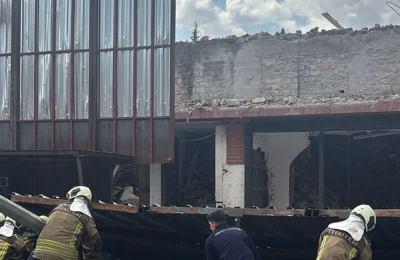SON DAKİKA: Ankara Ulus’ta yıkımı süren VEKAM binasının duvarı çöktü